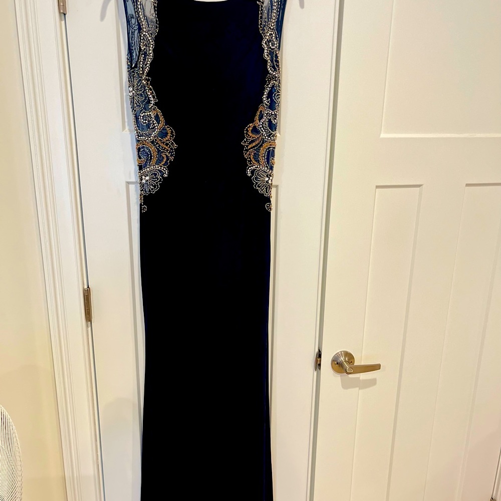 Beautiful dress brand new never been used.